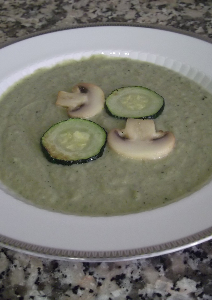 Una foto de Crema de calabacín y champiñones