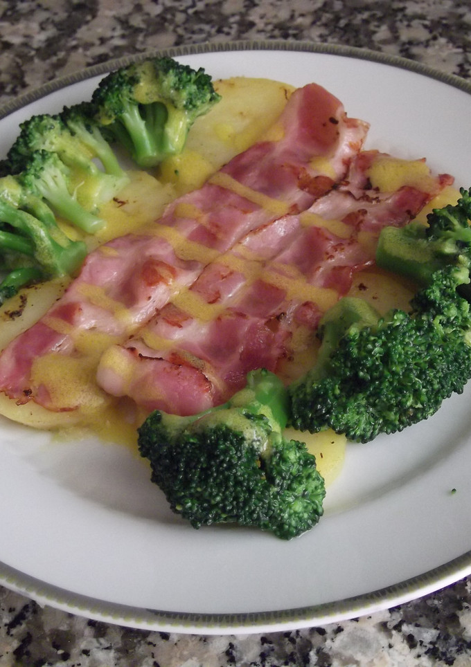 Una foto de Ensalada tibia de patata y brócoli