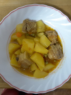 Una foto de Estofado de patatas con costllas