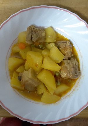 Una foto de Estofado de patatas con costllas