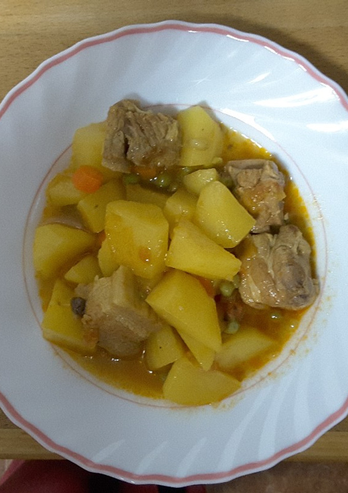 Una foto de Estofado de patatas con costllas