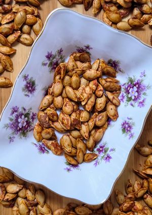 Una foto de Snack saludable de semillas de zapallo o calabaza 🎃 receta de aprovechamiento de toda la verdura