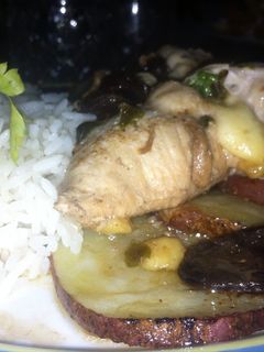 Una foto de Pollo a la Mozzarela en salsa de Alcachofas e Higos.