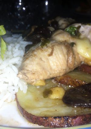 Una foto de Pollo a la Mozzarela en salsa de Alcachofas e Higos.