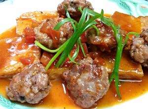 Hình của món Đậu khuôn và thịt viên sốt cà chua.