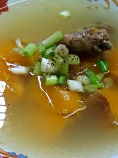 Hình của món Canh bí đỏ hầm xương.