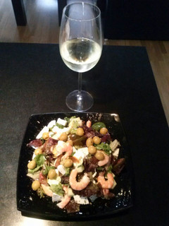 Una foto de Ensalada de langostinos con aceitunas