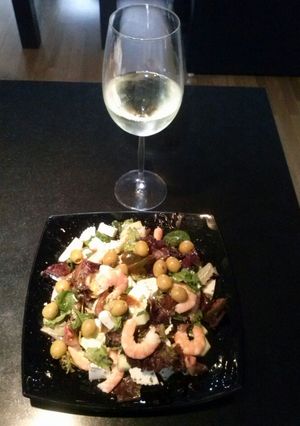 Una foto de Ensalada de langostinos con aceitunas