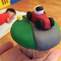 A picture of Plain Cupcakes.