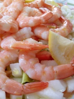 Una foto de Ensalada de langostinos y aguacate