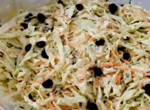 Foto de Salada de Repolho Agridoce com Uvas Passas