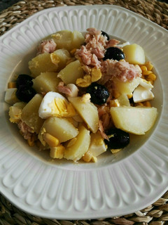 Una foto de Ensalada de patata, atún y huevo