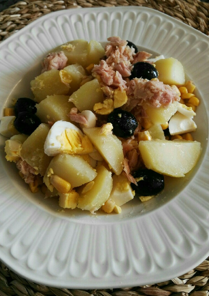 Una foto de Ensalada de patata, atún y huevo