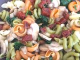 Ensalada templada de pasta con verduras