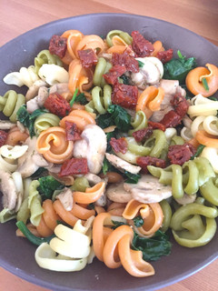 Una foto de Ensalada templada de pasta con verduras