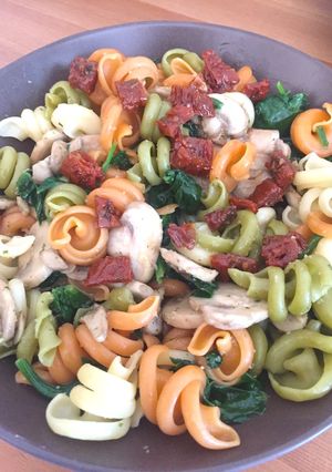 Una foto de Ensalada templada de pasta con verduras