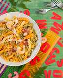 Ensalada de pasta, langostinos y jamón