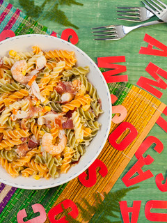 Una foto de Ensalada de pasta, langostinos y jamón