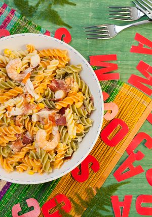 Una foto de Ensalada de pasta, langostinos y jamón