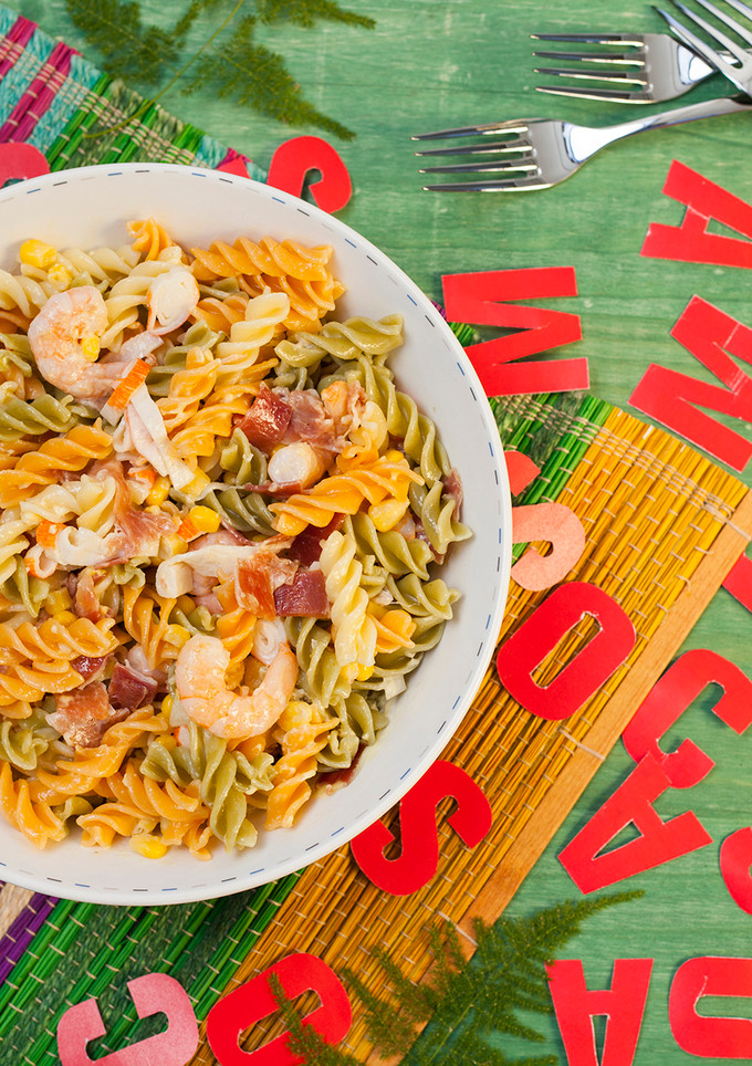 Una foto de Ensalada de pasta, langostinos y jamón