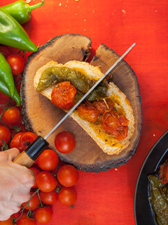 Una foto de Aperitivo de pimientos y tomates cherry