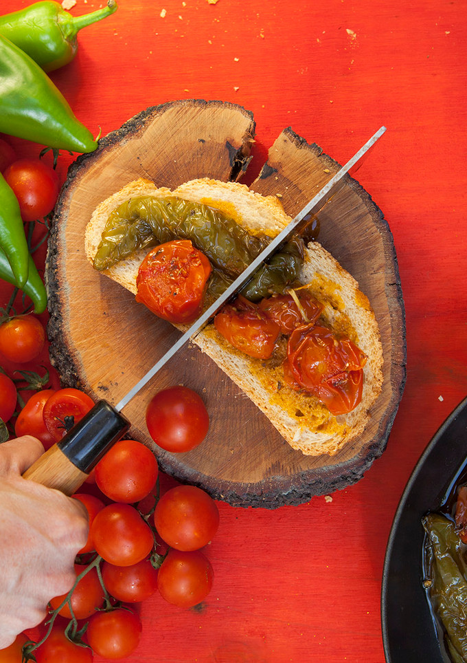Una foto de Aperitivo de pimientos y tomates cherry