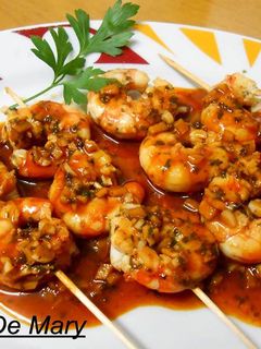 Una foto de Brochetas de langostinos al ajillo