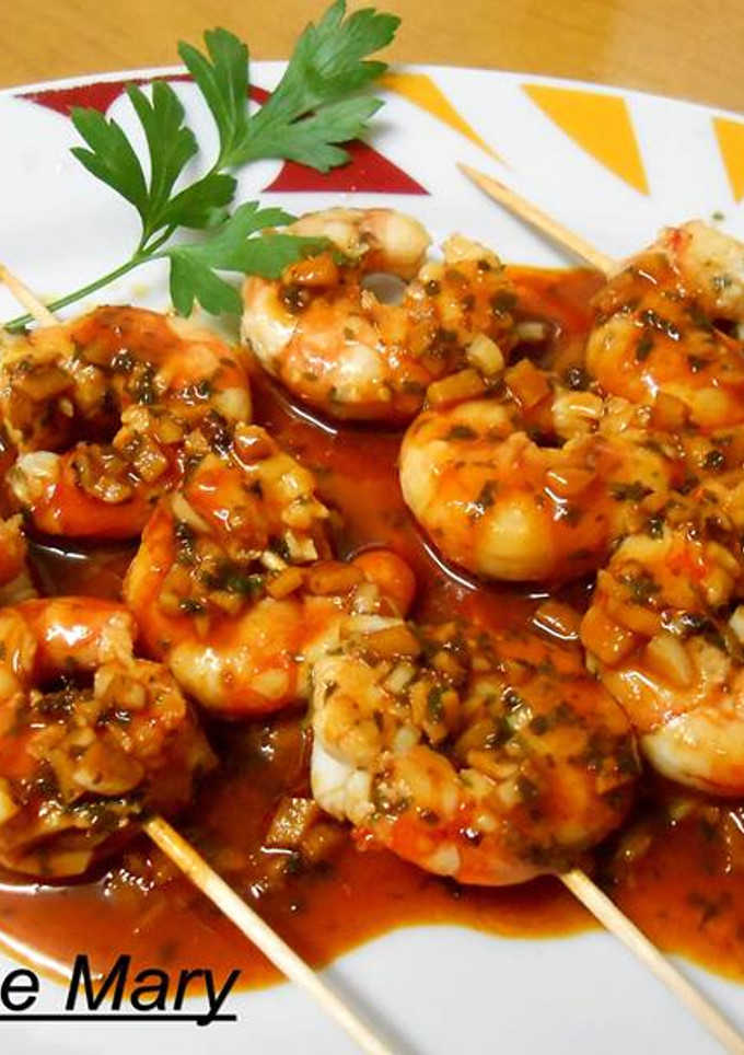 Una foto de Brochetas de langostinos al ajillo