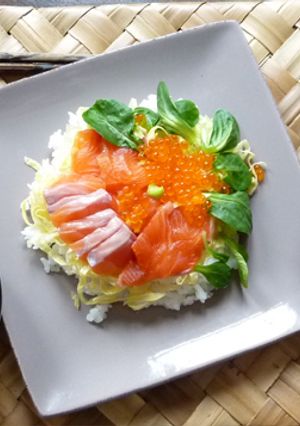 Une photo de Chirashi zushi (sushi à multi-garniture)