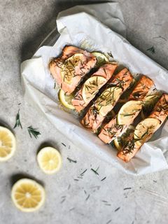 Una foto de Salmón al horno con limón al aroma de romero