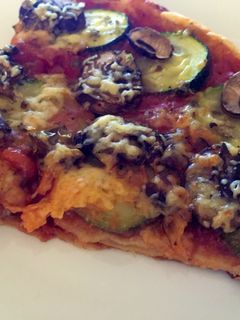 Una foto de Pizza de verduras sobre hojaldre