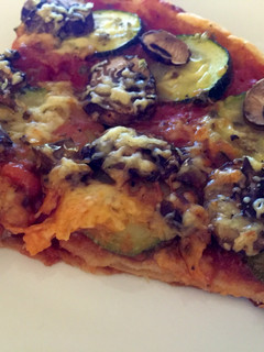 Una foto de Pizza de verduras sobre hojaldre