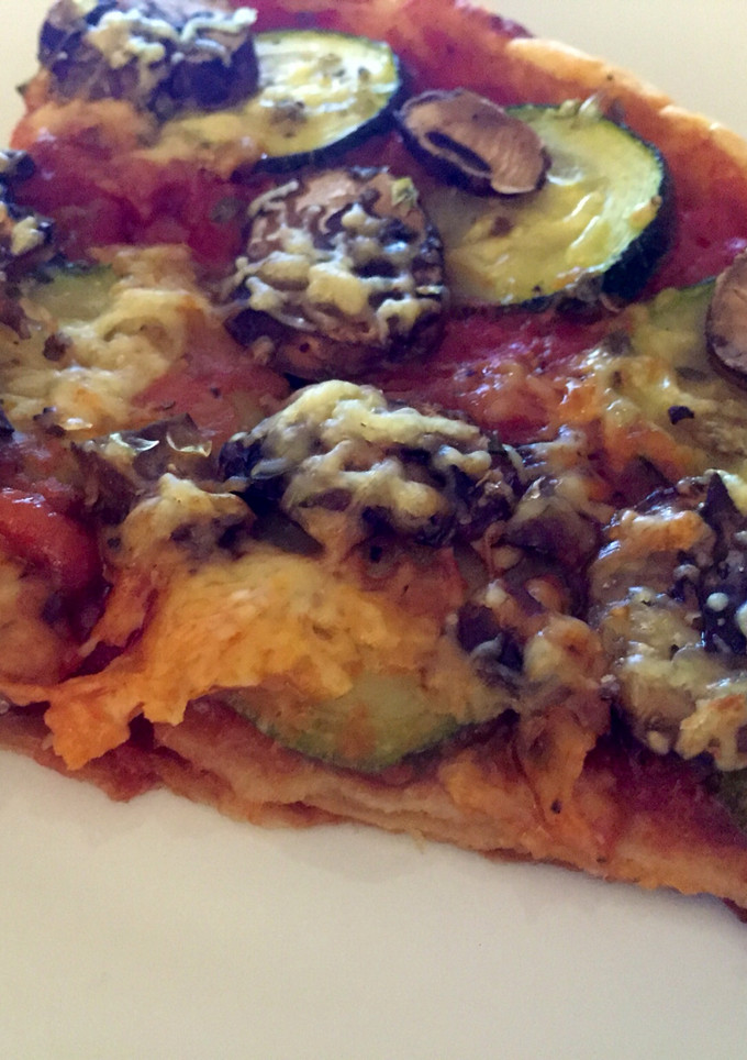 Una foto de Pizza de verduras sobre hojaldre