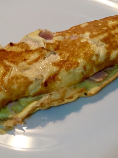 Una foto de Tortilla con pavo y queso