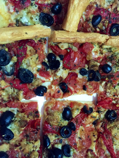 Una foto de Pizza de atún y pimientos en hojaldre