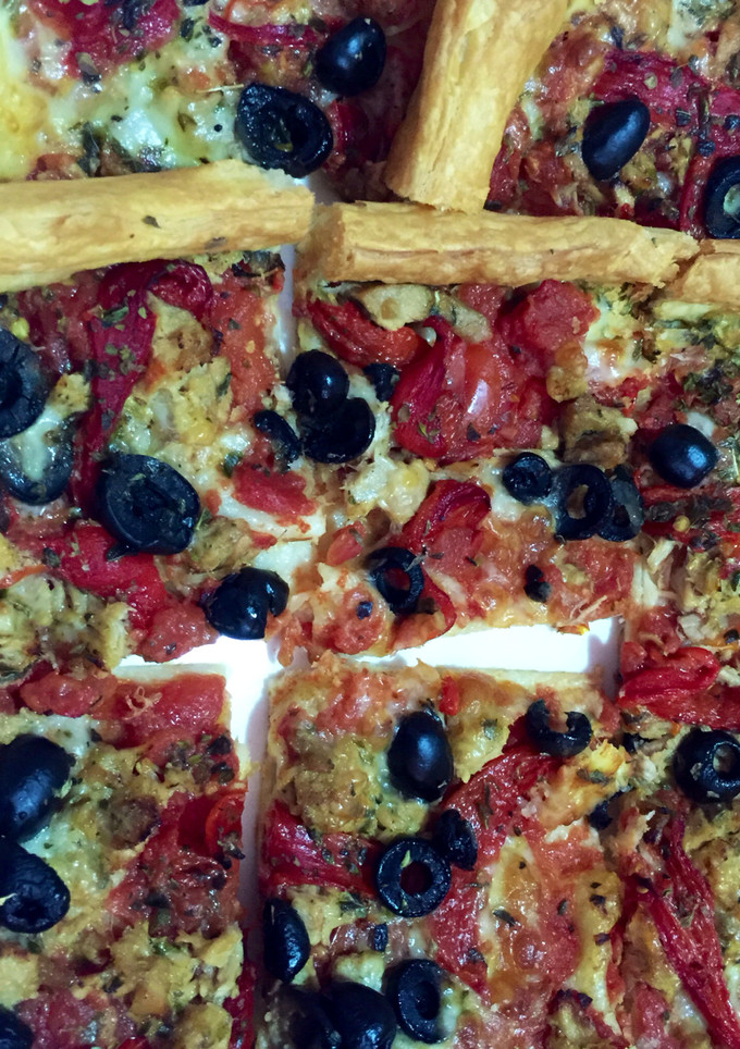 Una foto de Pizza de atún y pimientos en hojaldre