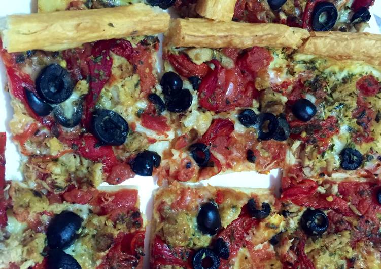 Pizza de atún y pimientos en hojaldre