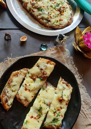 A picture of Chessey garlic naan sticks.