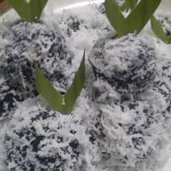 รูปของ Klepon ubi ungu