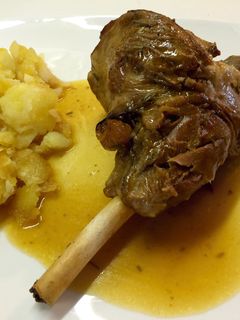 Una foto de Garretas de cordero en salsa