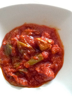 Una foto de Magra con tomate y pimientos verdes