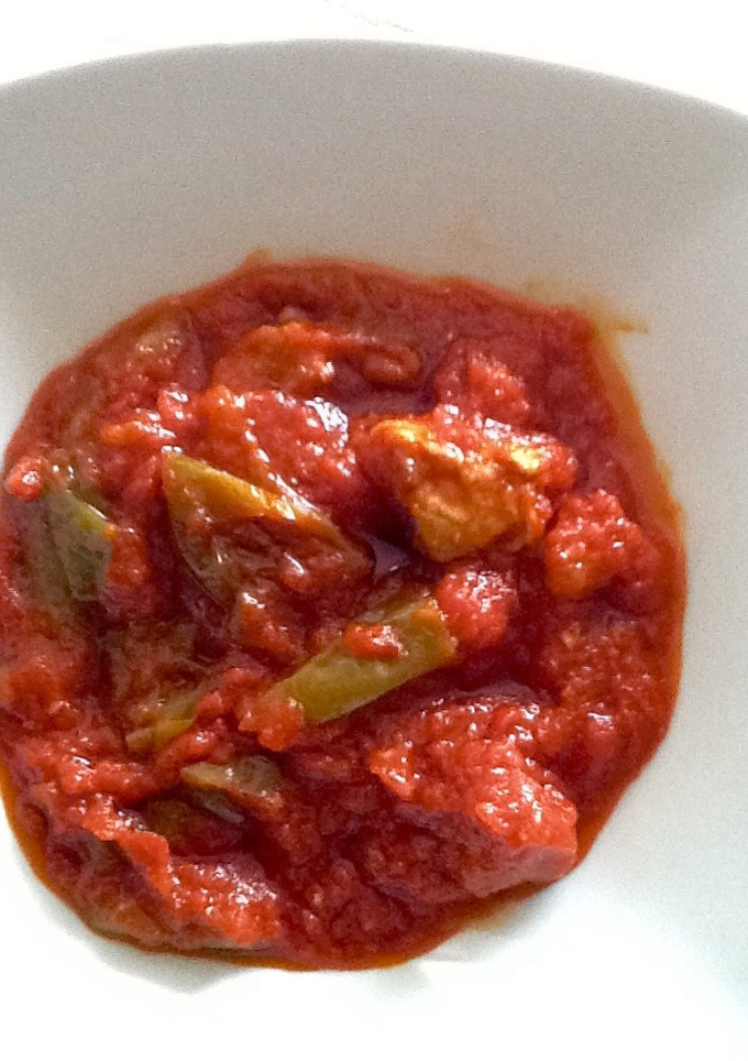 Una foto de Magra con tomate y pimientos verdes
