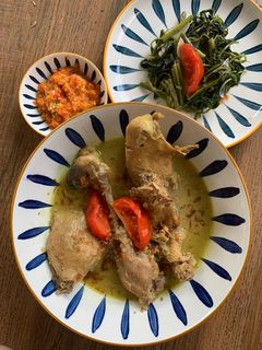 Foto resep Opor ayam kampung kuah kuning