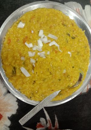 मूंग दाल मसाला खिचड़ी(Moong daal masala khichadi recipe in Hindi) रेसिपी मुख्य फोटो