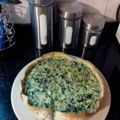 A picture of Pascualina Cocinada con Espinacas Crudas.