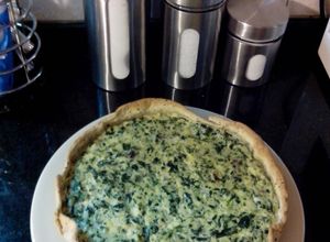 Una foto de Pascualina Cocinada con Espinacas Crudas
