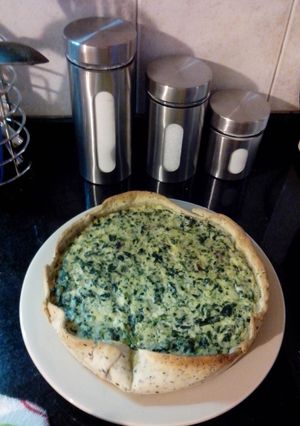 Una foto de Pascualina Cocinada con Espinacas Crudas