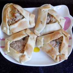 A picture of Empanaditas triángulares de atún.