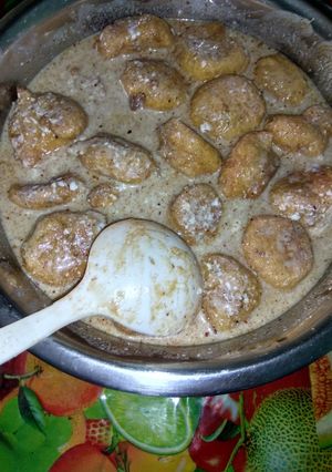 A picture of Dahi vada.