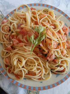 Una foto de Espaguetti con salmón